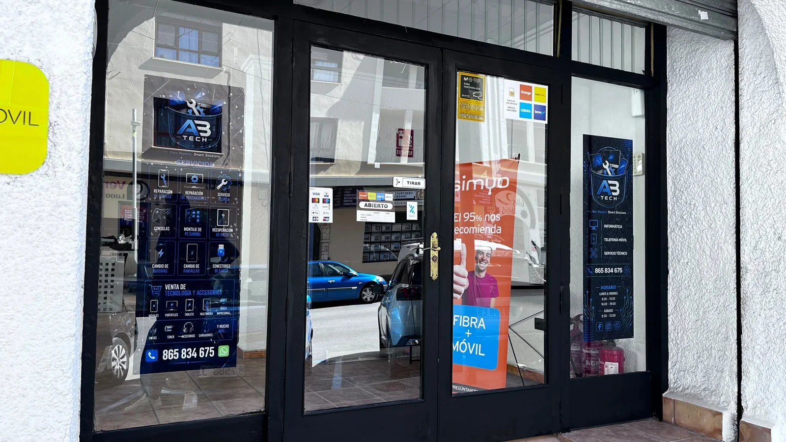 Fachada y entrada de ABTECH en Moraira