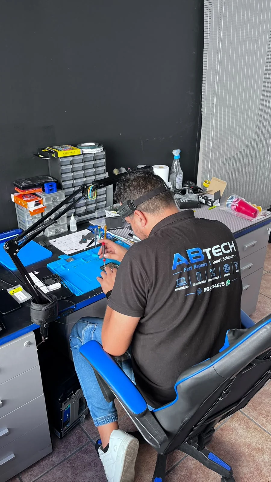 Técnico de ABTECH trabajando en un dispositivo