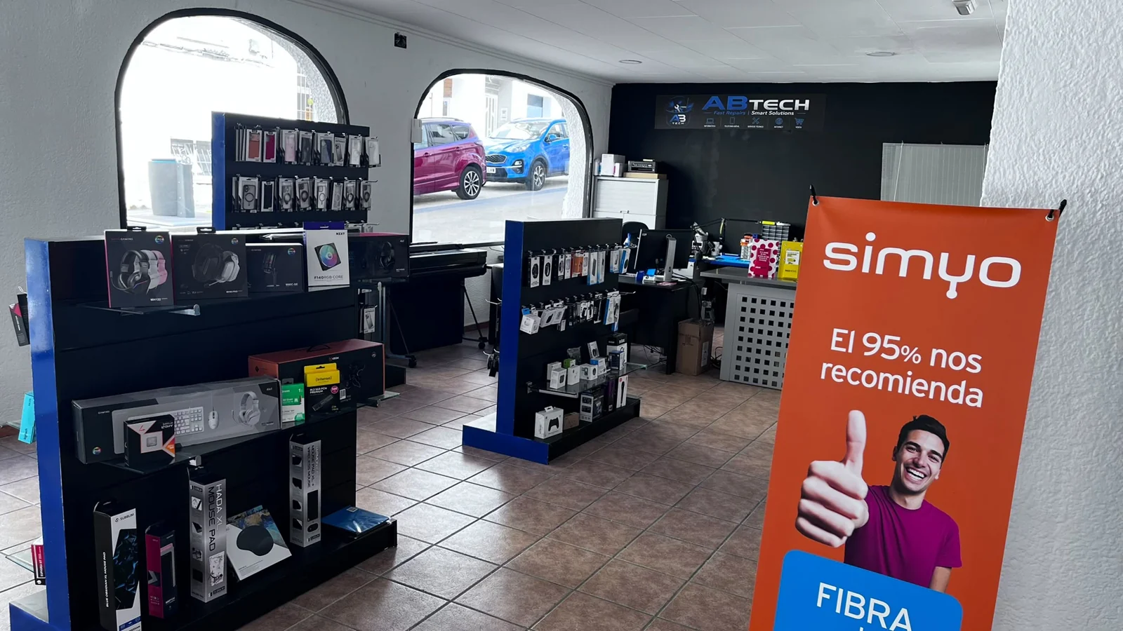 Interior de la tienda ABTECH en Moraira